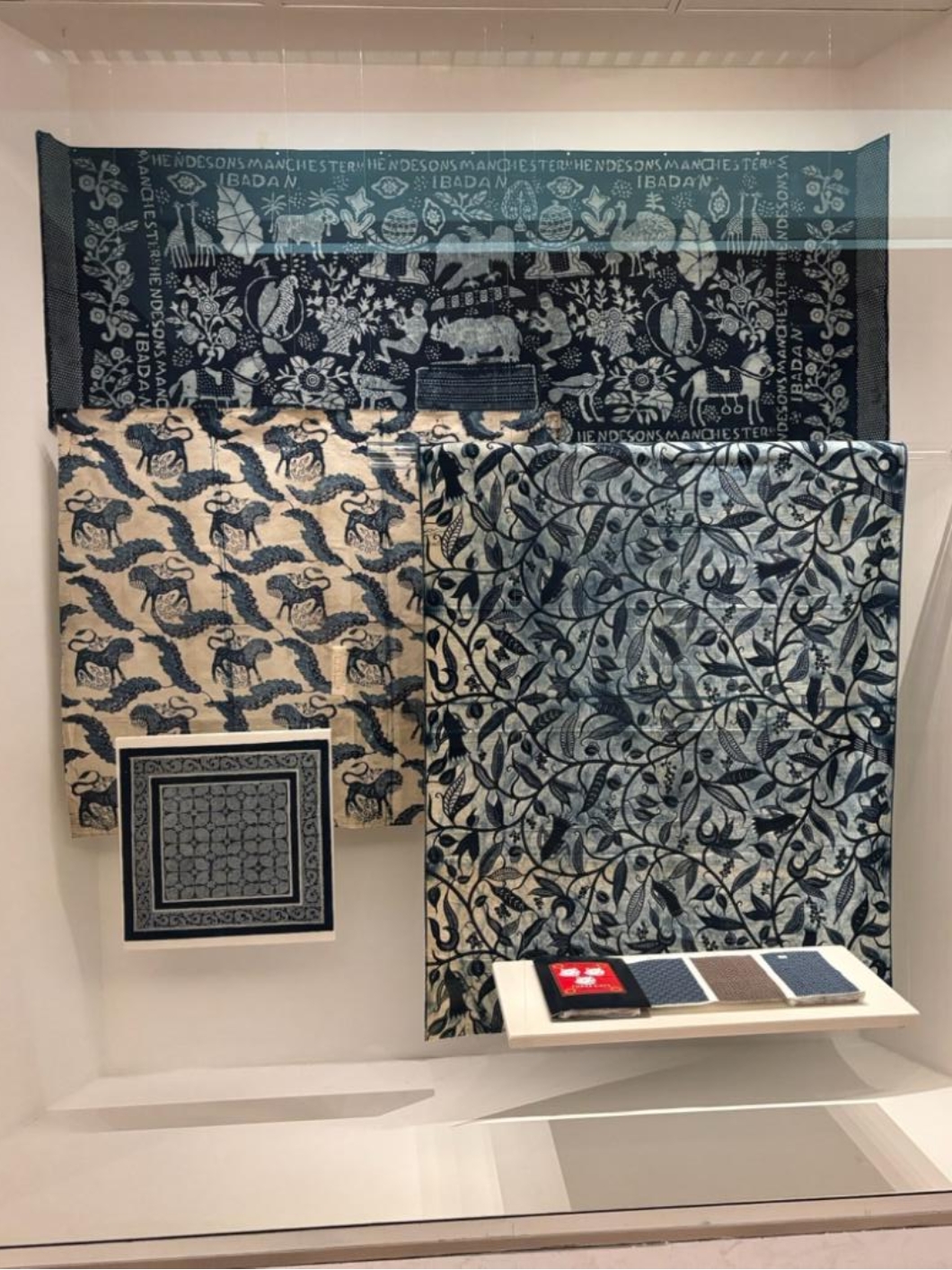 房间的摆设布局AI 生成的内容可能不正确。