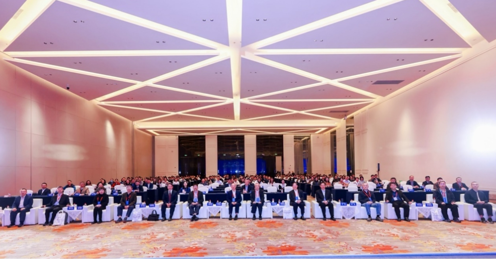 会议室里的人们

AI 生成的内容可能不正确。