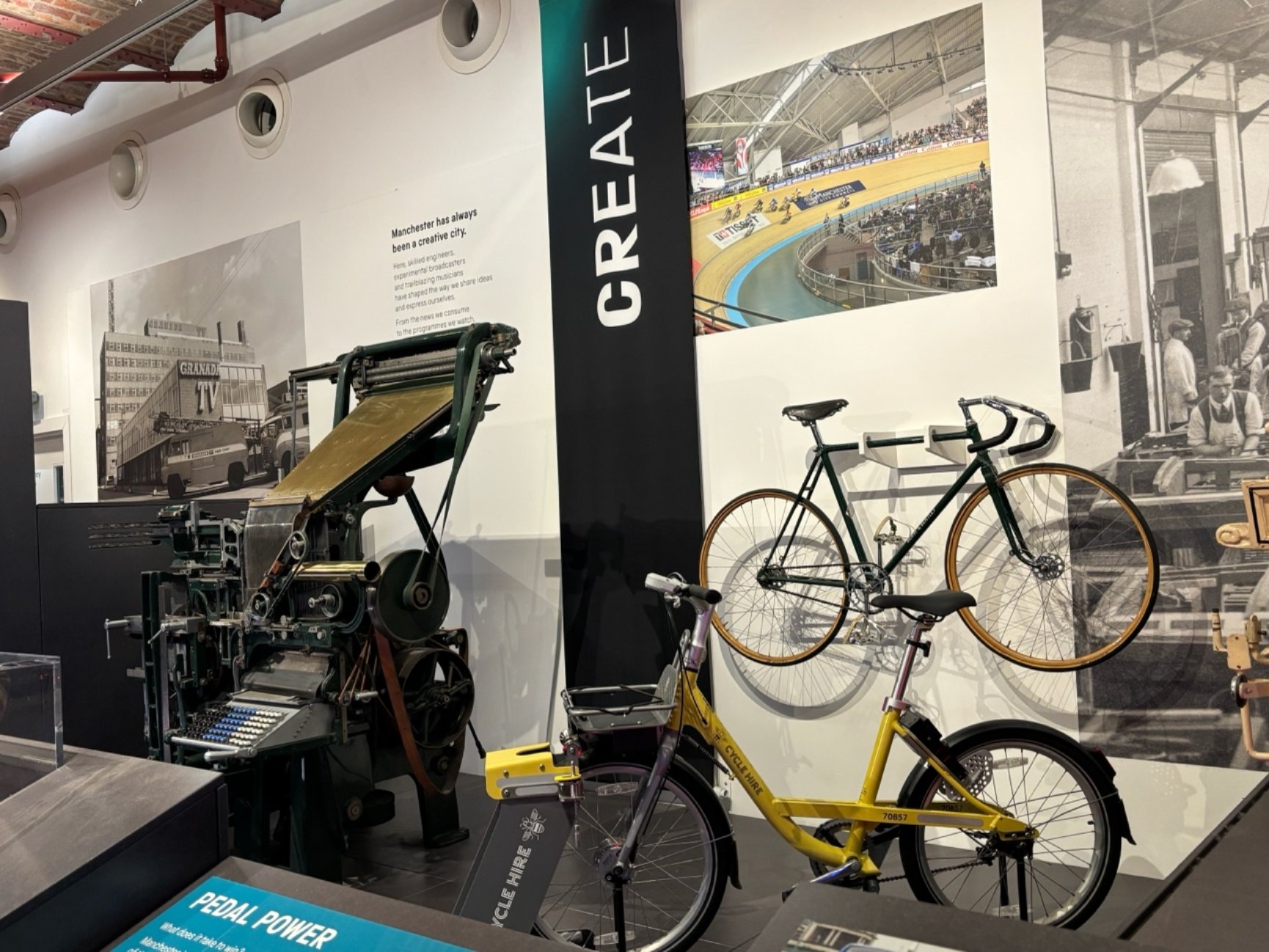 房间里的自行车AI 生成的内容可能不正确。