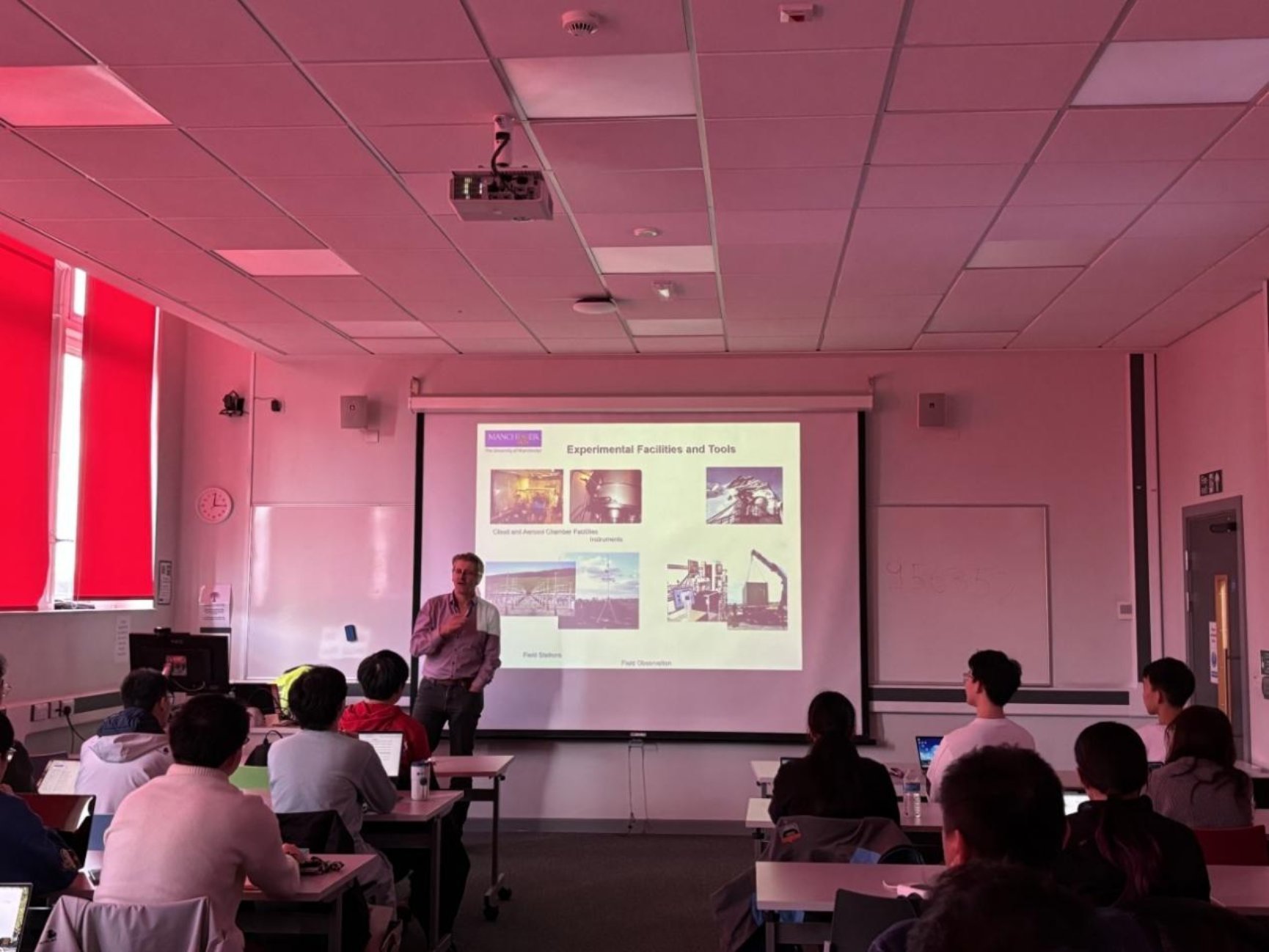 会议室里的人们AI 生成的内容可能不正确。