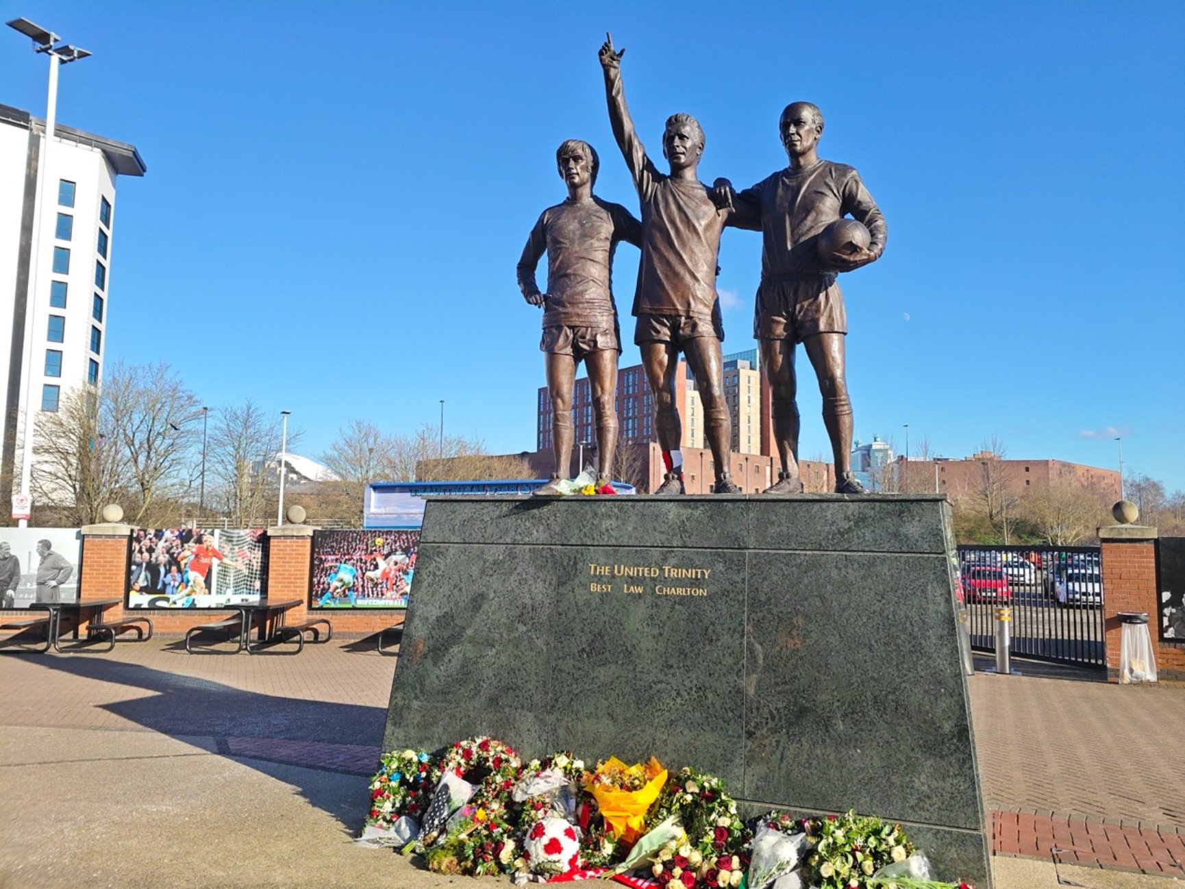 一群人的雕塑AI 生成的内容可能不正确。