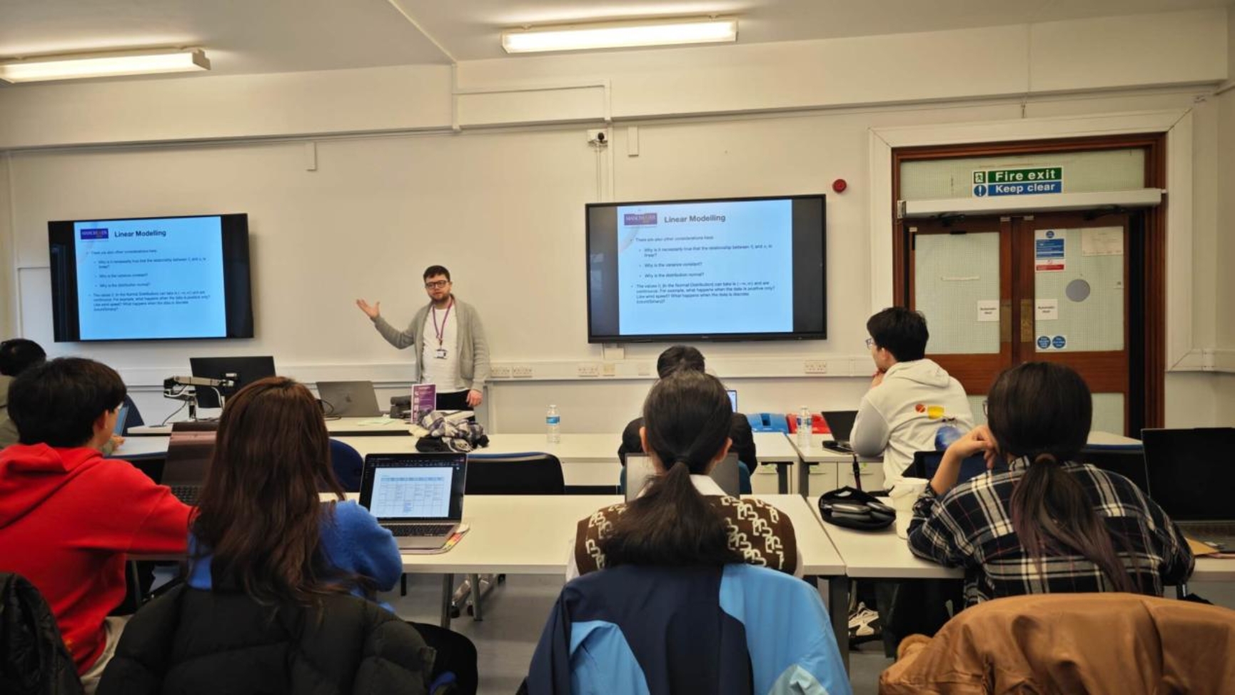 一群人在房间里AI 生成的内容可能不正确。