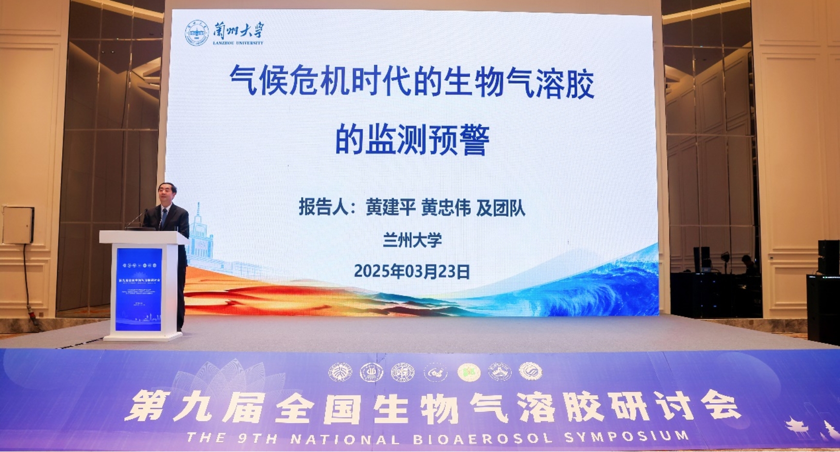 桌子上放满了不同类型的海报

AI 生成的内容可能不正确。