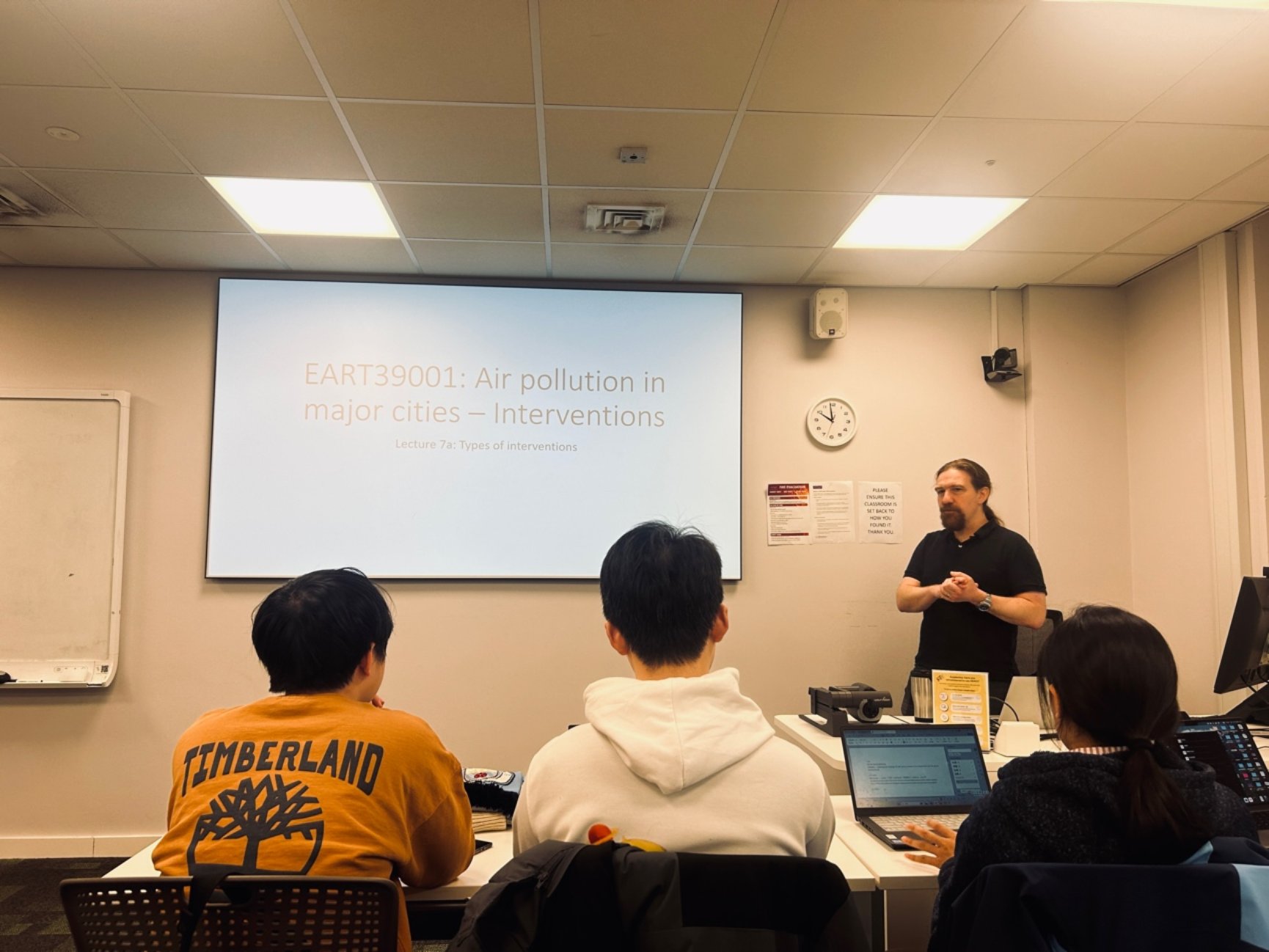 会议室里的人们AI 生成的内容可能不正确。