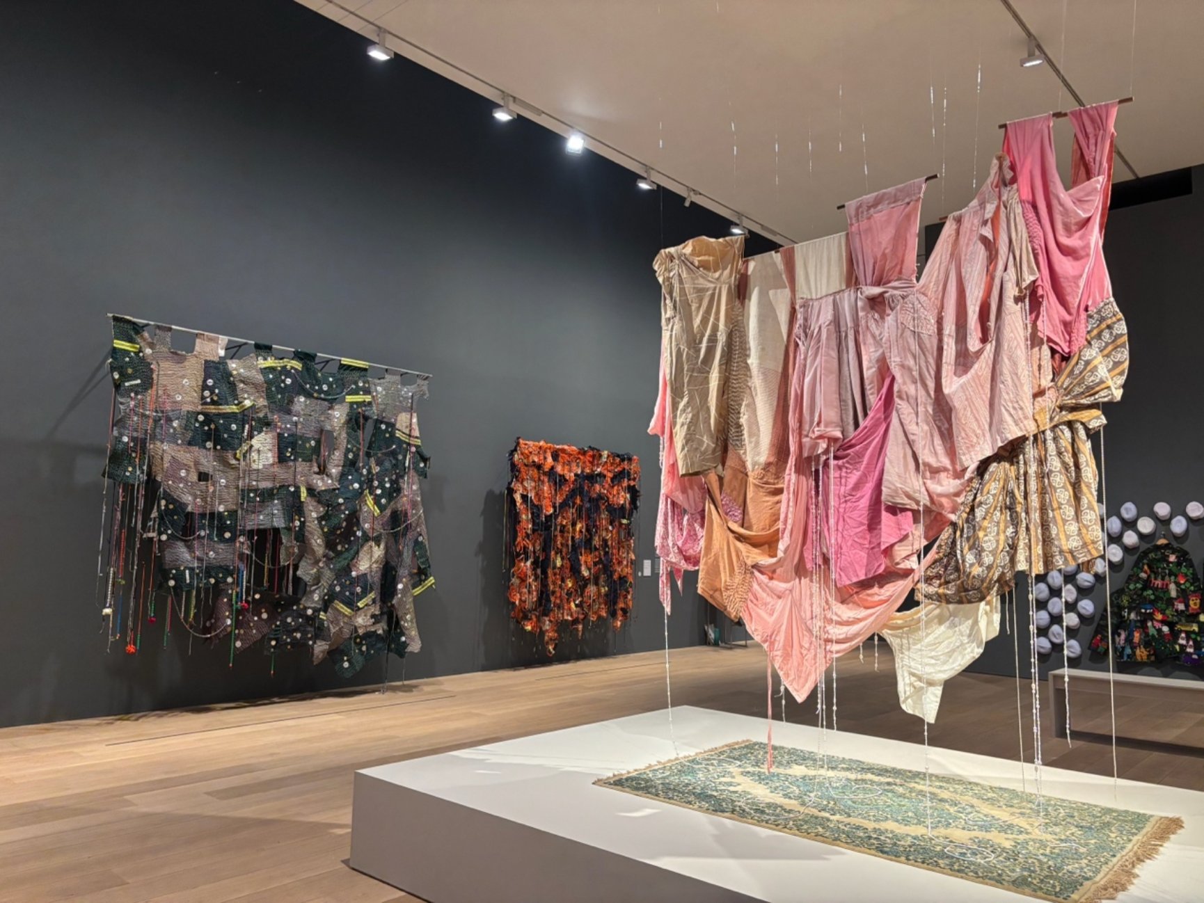 图片包含 室内, 桌子, 大, 厨房AI 生成的内容可能不正确。