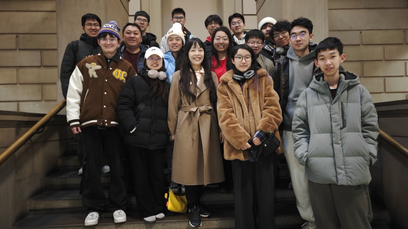 一群人站在一起合影

AI 生成的内容可能不正确。