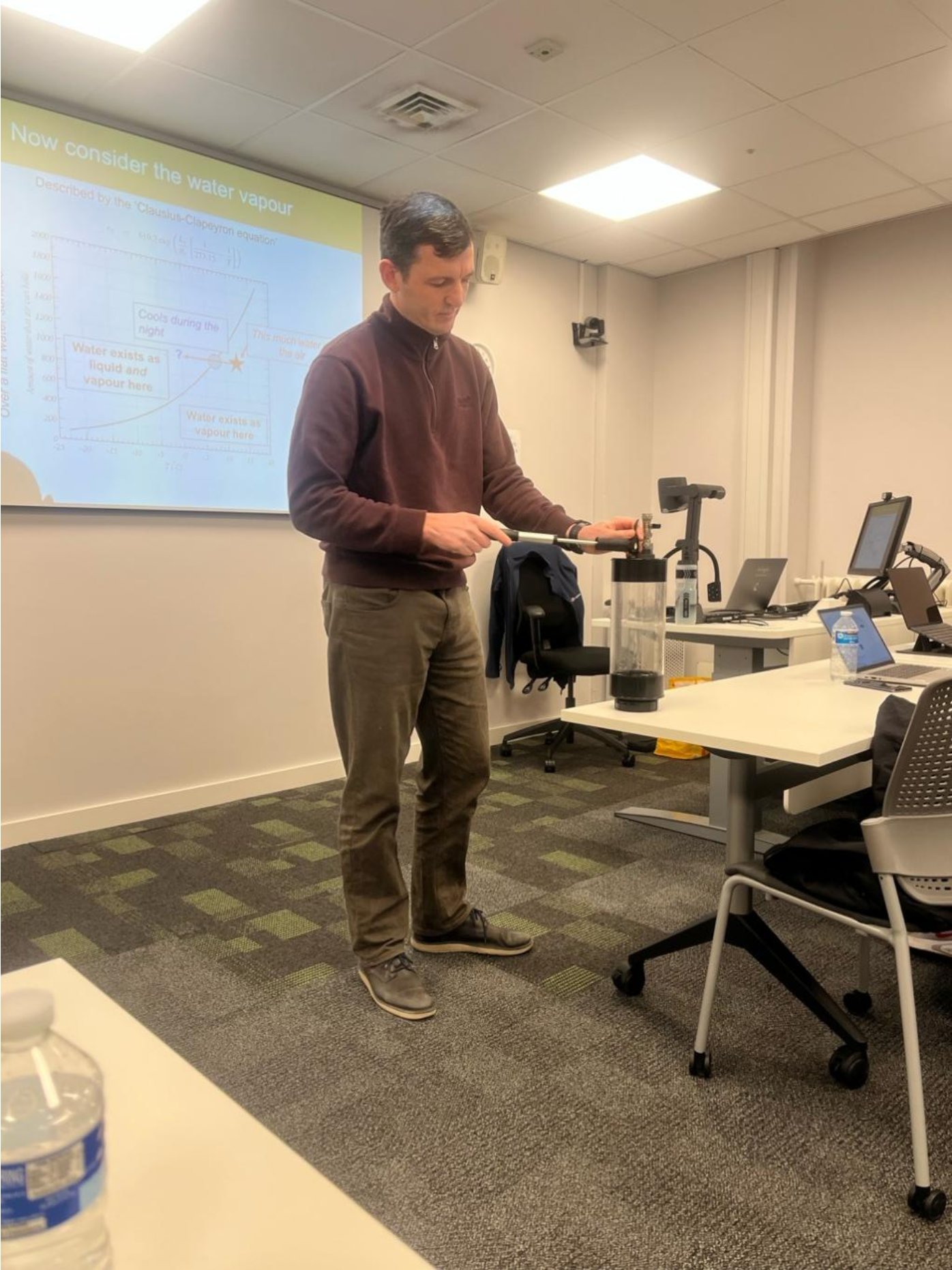 图片包含 人, 室内, 男人, 厨房AI 生成的内容可能不正确。