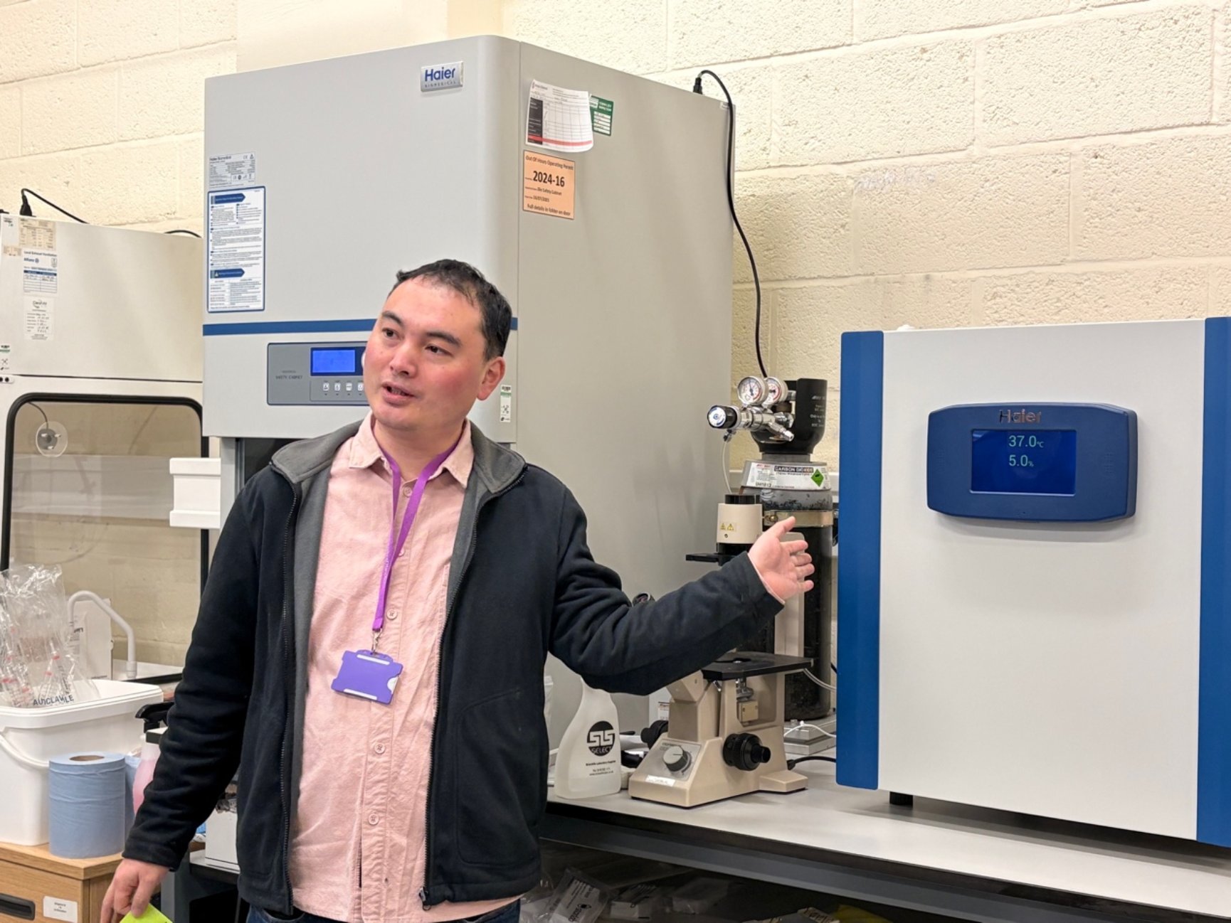 人站在厨房里AI 生成的内容可能不正确。