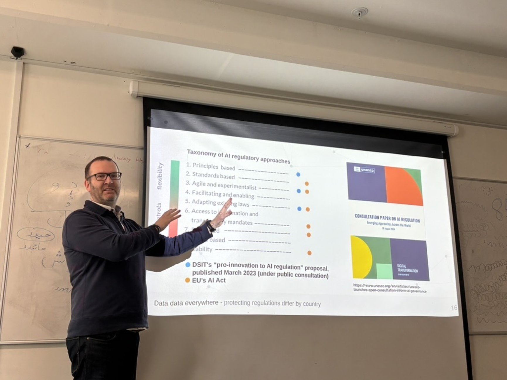 男人在房间内玩体感游戏AI 生成的内容可能不正确。