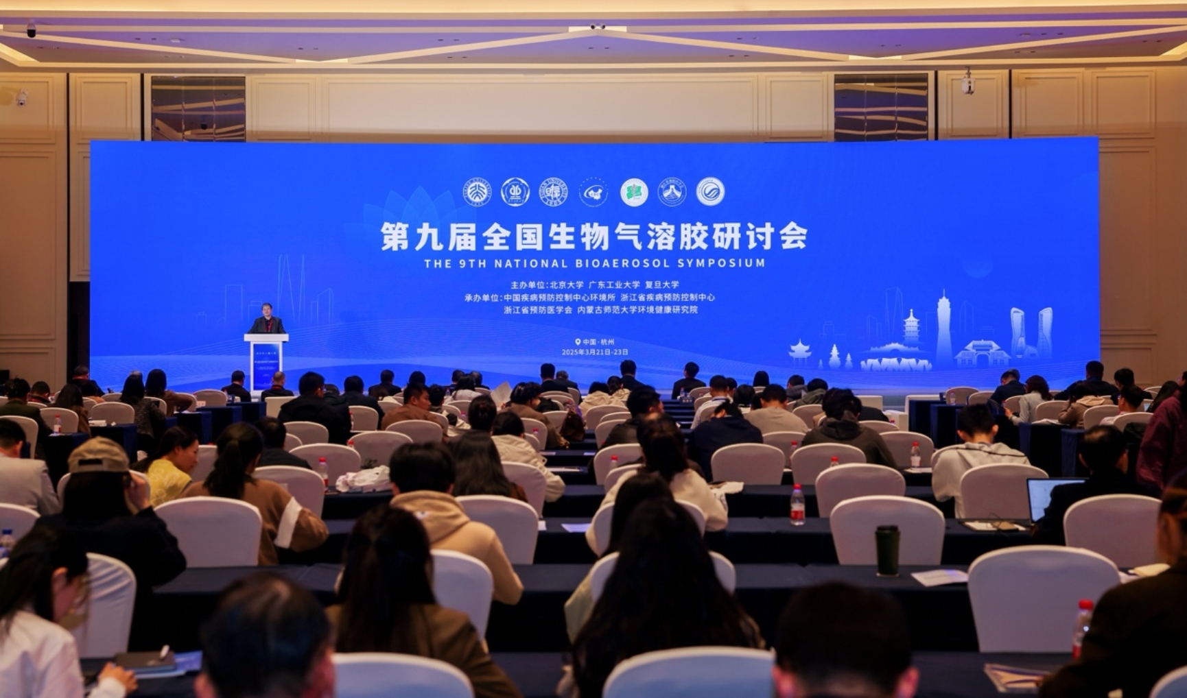 礼堂里有许多人

AI 生成的内容可能不正确。