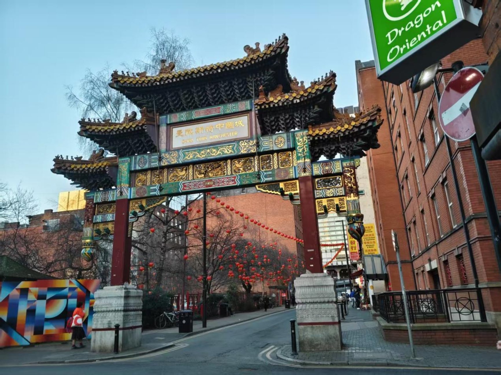 建筑与房屋的城市街道AI 生成的内容可能不正确。