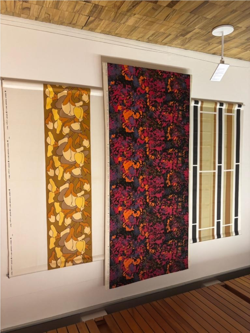 图片包含 室内, 桌子, 建筑, 食物AI 生成的内容可能不正确。