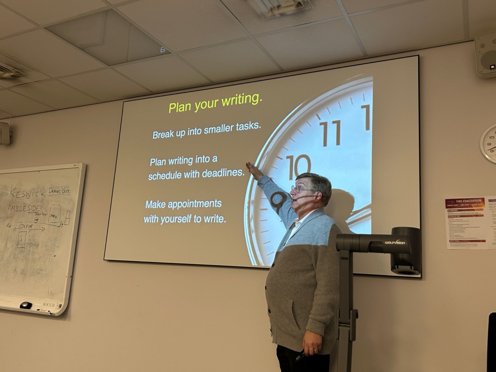 图片包含 室内, 天花板, 人, 男人AI 生成的内容可能不正确。