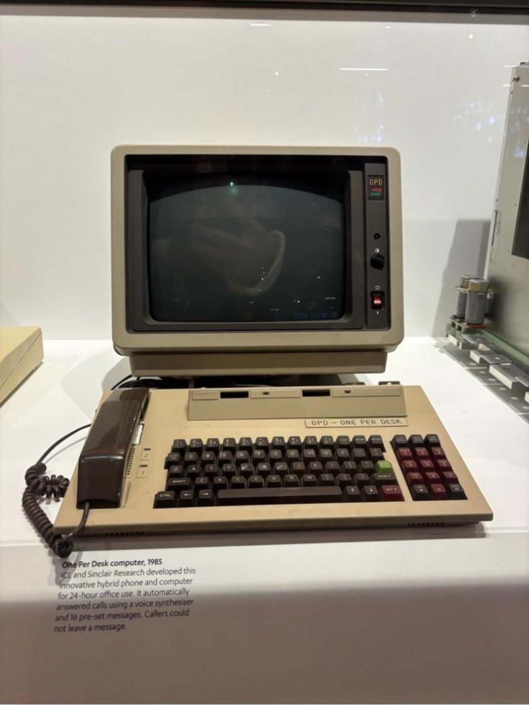 图片包含 室内, 微波炉, 烤箱, 窗户AI 生成的内容可能不正确。