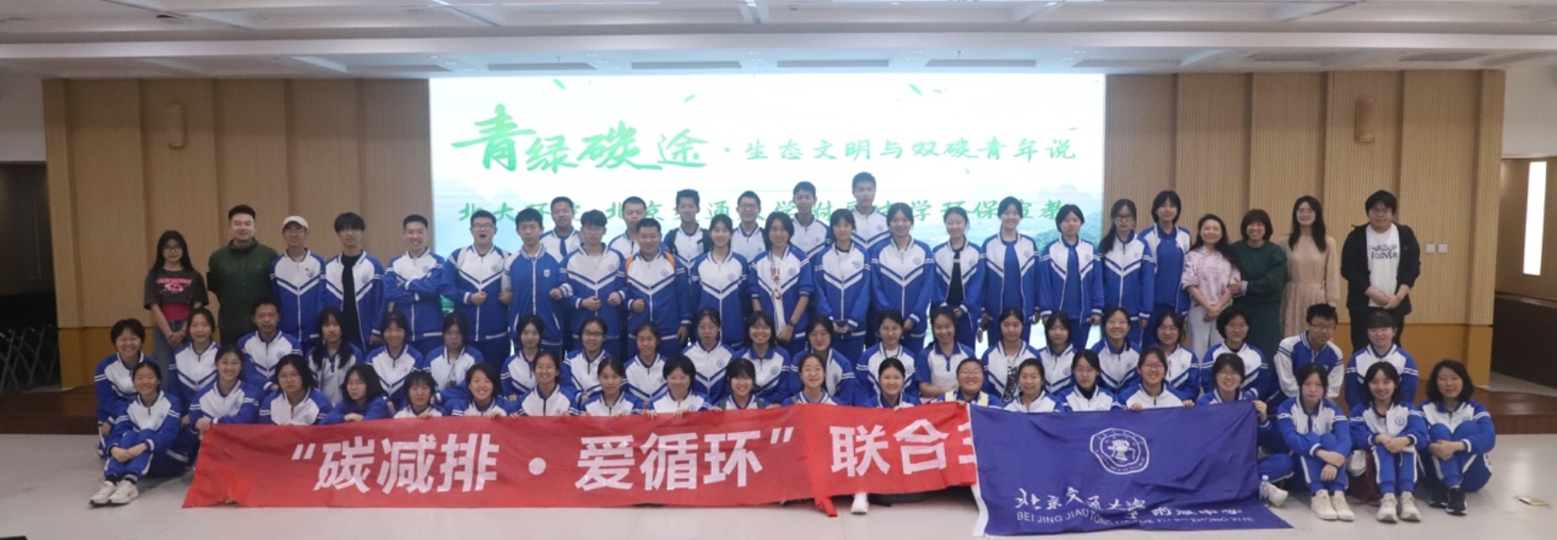 图片包含 人, 室内, 大, 前AI 生成的内容可能不正确。