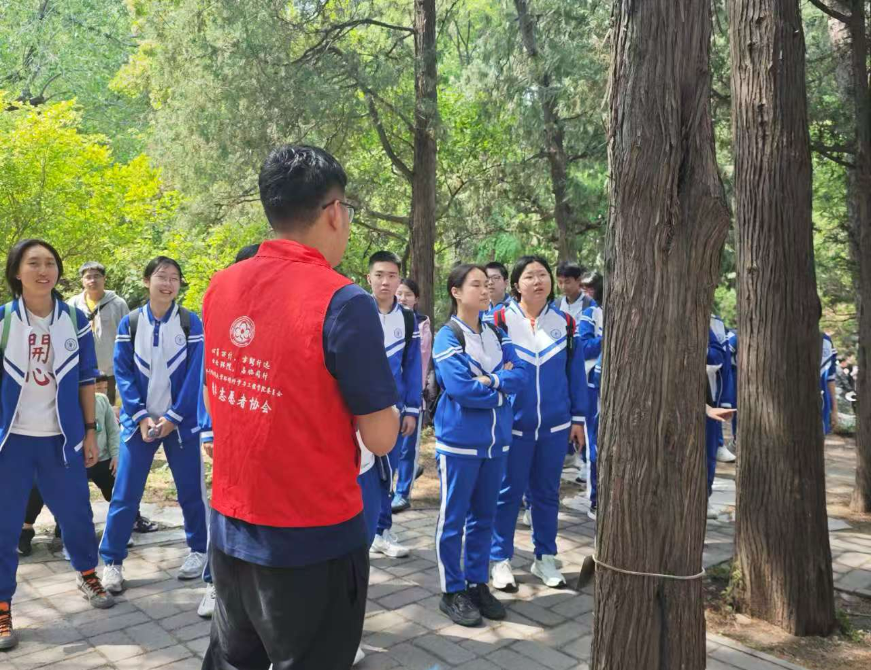 人们站在树下

AI 生成的内容可能不正确。