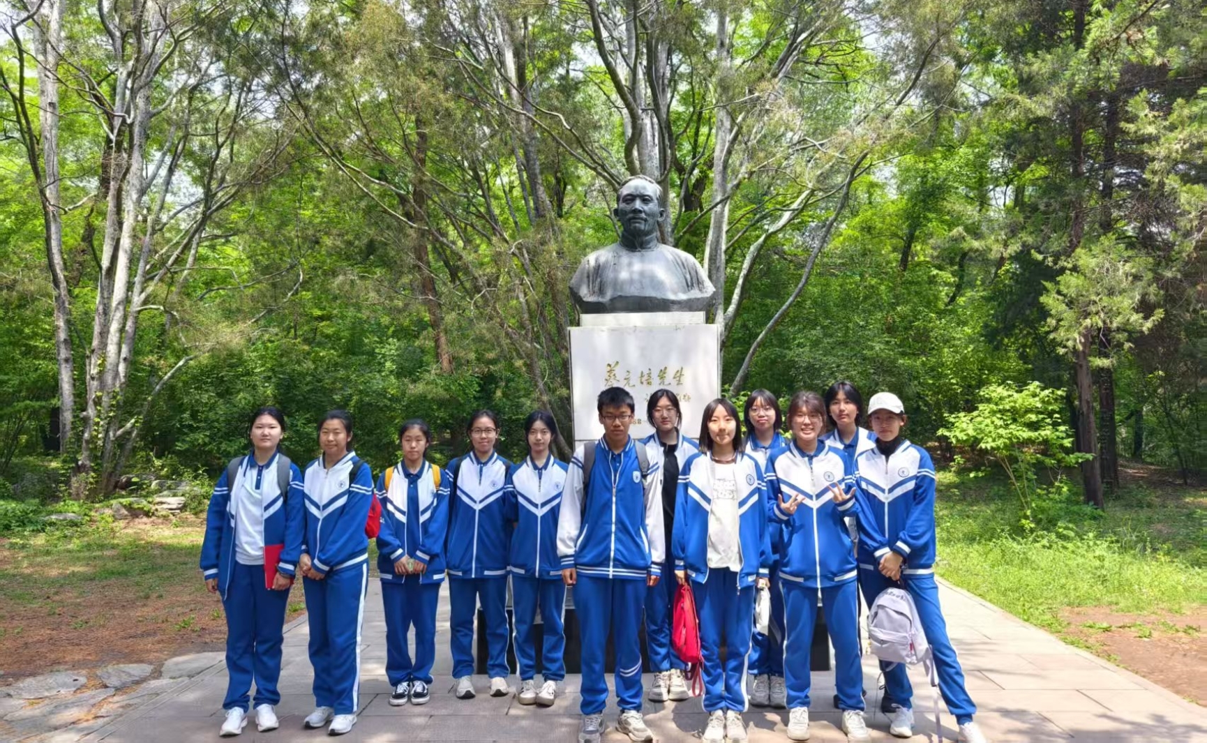 一群人站在树下

AI 生成的内容可能不正确。